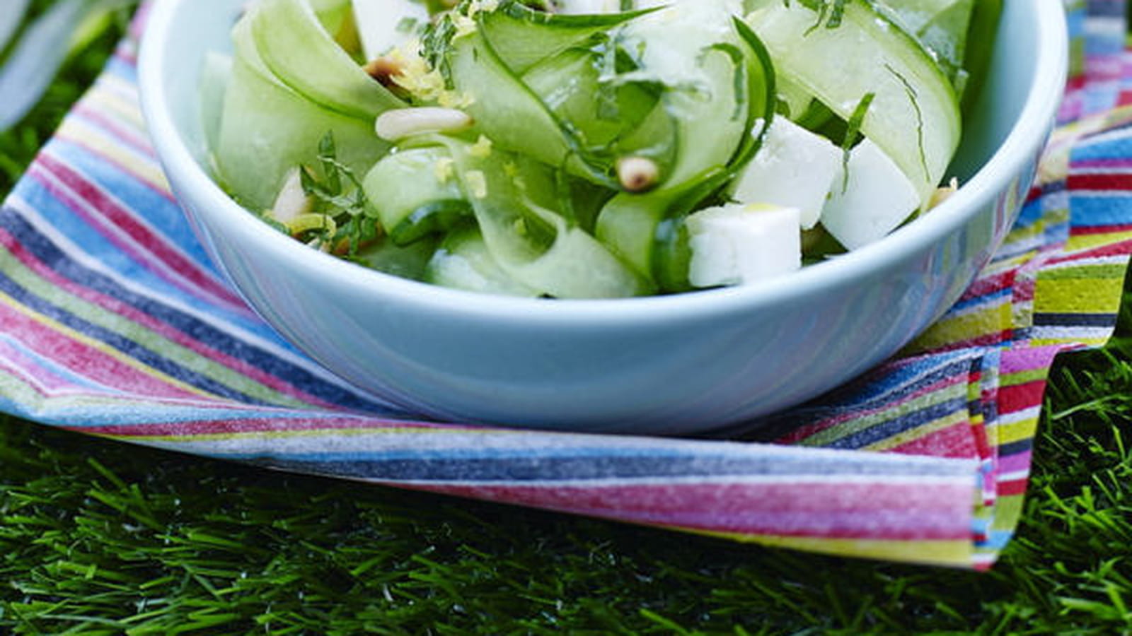Tagliatelles de concombre à la menthe et à la féta
