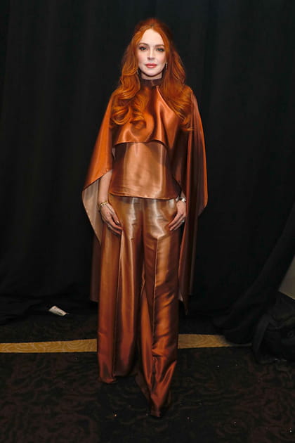 Lindsay Lohan en ensemble satiné marron