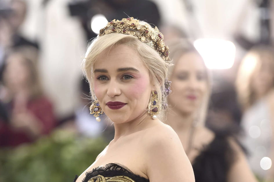 Emilia Clarke avec un serre-t&ecirc;te dor&eacute; opulent