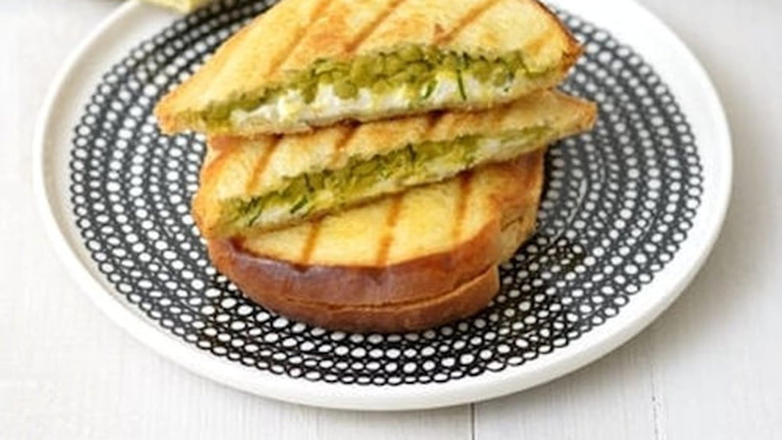 Croques aux petits-pois et au chèvre frais