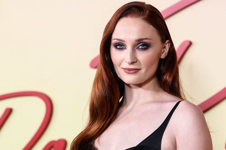 Raie sur le c&ocirc;t&eacute; et roux fonc&eacute; de Sophie Turner