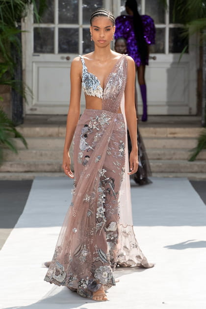 Robe vieux rose brodée de fleurs aperçue sur le défilé Rahul Mishra haute couture