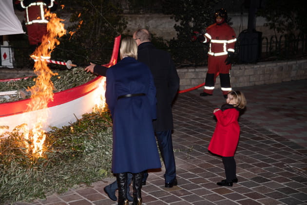 Le prince Albert II allume une barque &agrave; la c&eacute;r&eacute;monie de la Sainte-D&eacute;vote, en compagnie de sa famille