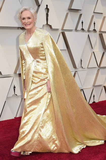 FLOP : Glenn Close en robe dorée à traine