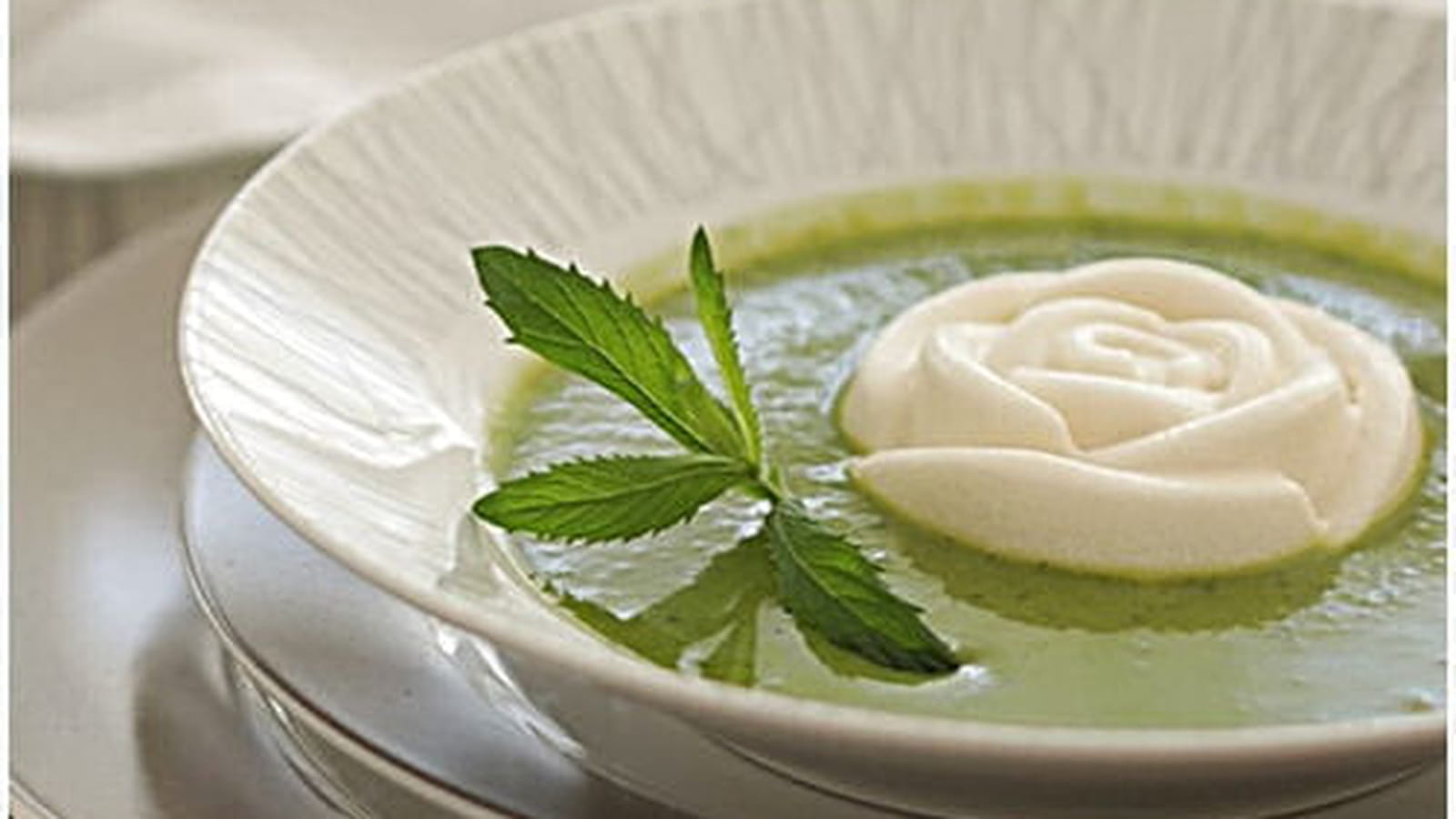 Panna cotta de parmesan avec son velouté glacé petits pois et menthe, tuile de parmesan aux amandes
