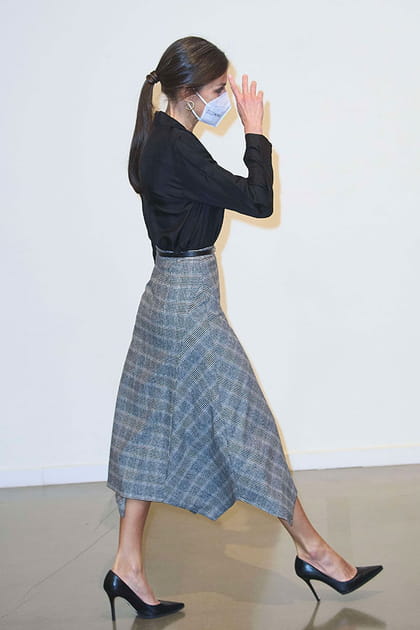 Letizia d'Espagne en blouse noire et jupe rayée