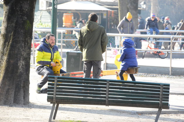 Matteo Salvini dans un parc milanais avec ses enfants