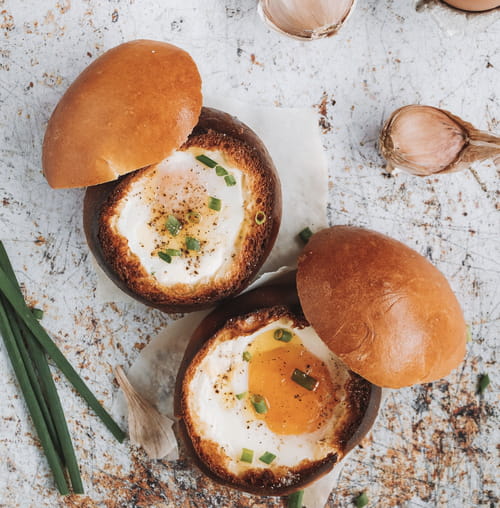 Oeuf cocotte en nid de pain, pulpe d’ail