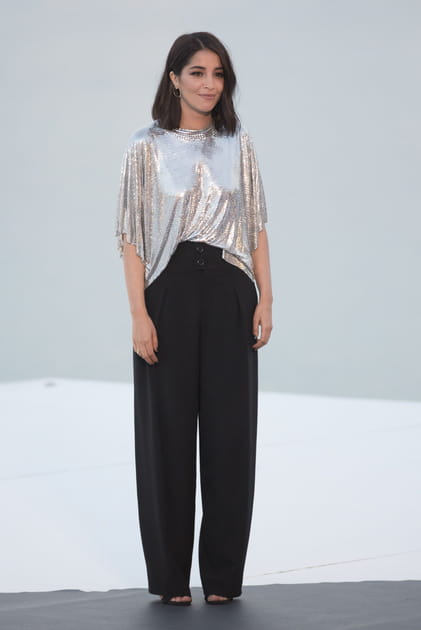 Le&iuml;la Bekhti en haut lam&eacute; et pantalon large noir