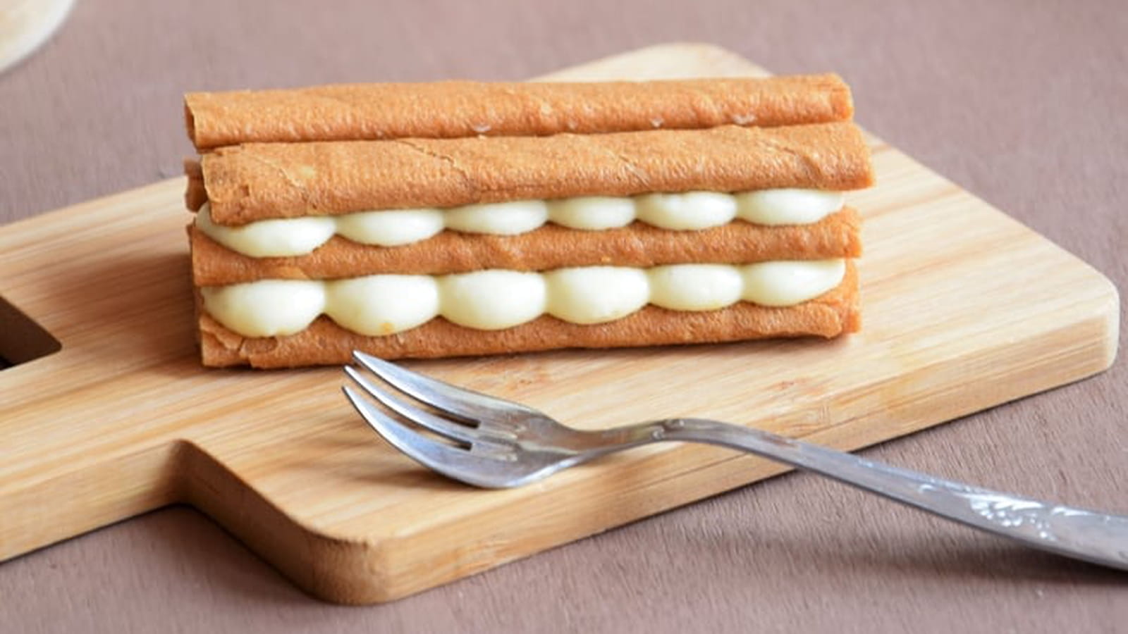 Mille feuille de crêpes dentelles et sa crème pâtissière à la passion