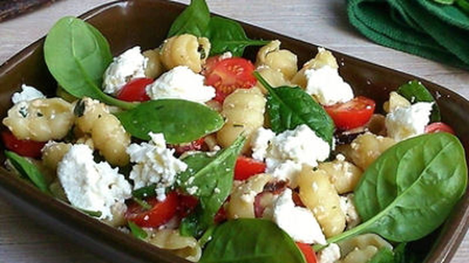 Salade de gnocchi, pousses d'épinards et brousse