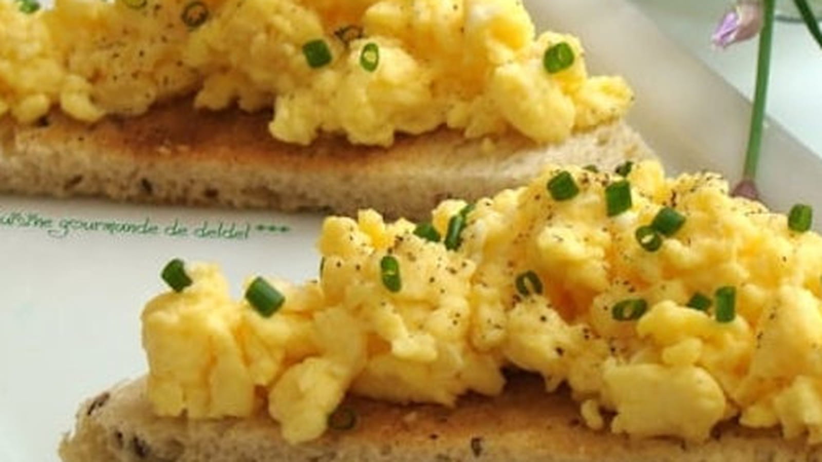 Tartines d'oeufs brouillés