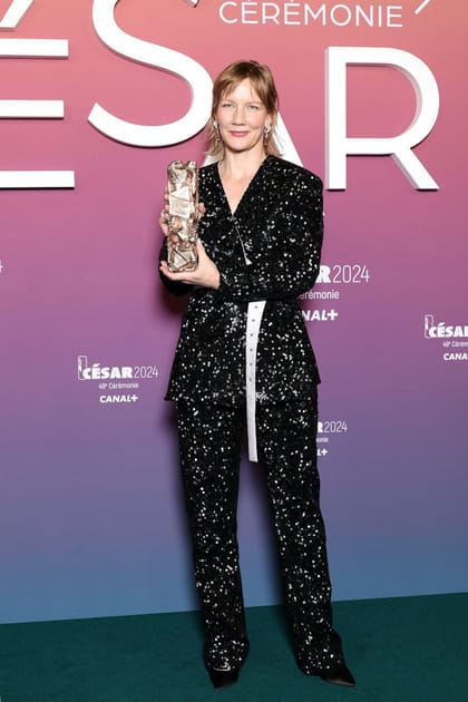 Sandra H&uuml;ller en costume &agrave; sequins Louis Vuitton