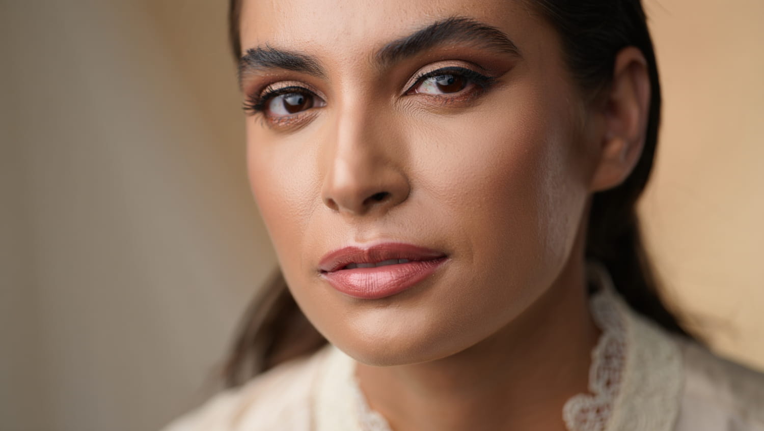 a makeup artist shows the gesture that makes the complexion last until the evening