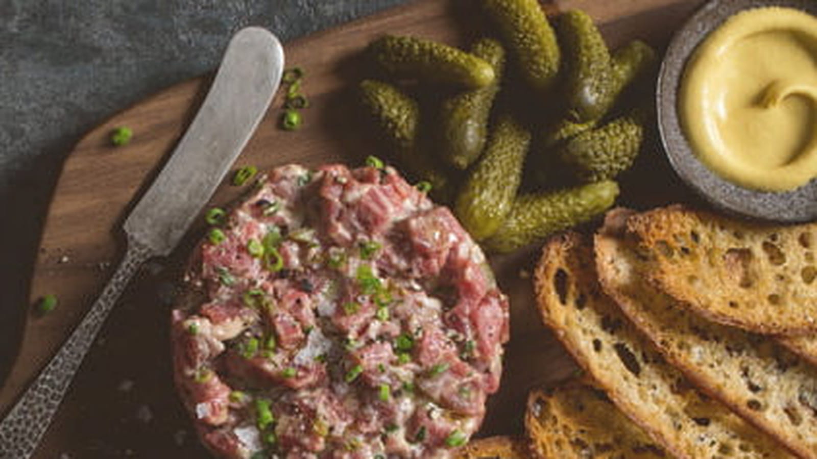 Steak tartare et son aïoli au chili fumé à la sauce Tabasco