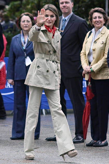 Letizia d'Espagne en trench court ferm&eacute;&nbsp;et pantalon droit assorti