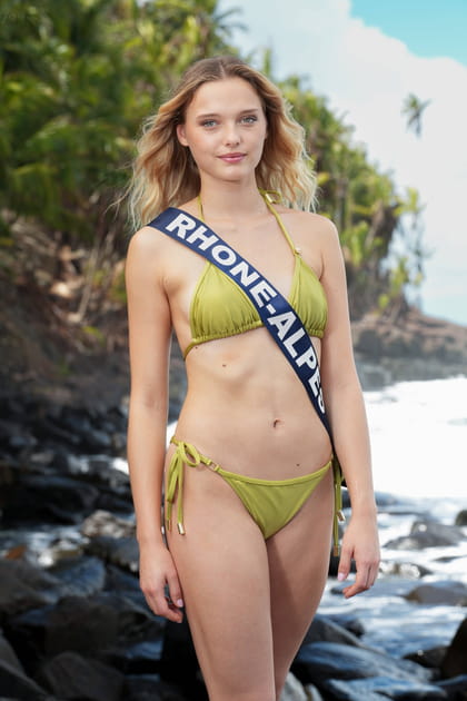 Alizée Bidaut (Miss Rhône-Alpes) pose en maillot