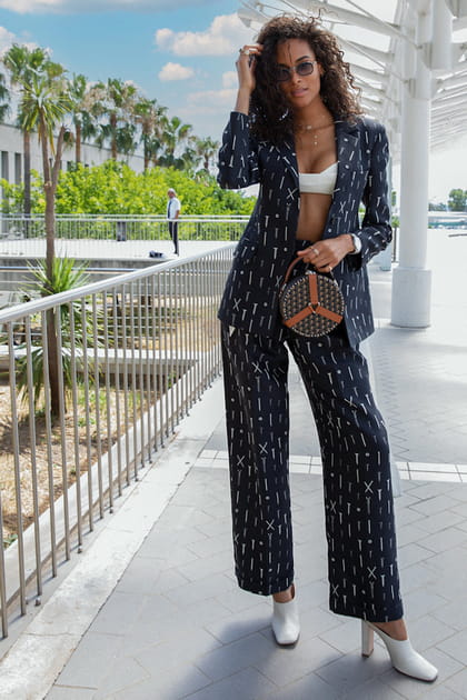 Cindy Bruna en costume imprim&eacute;