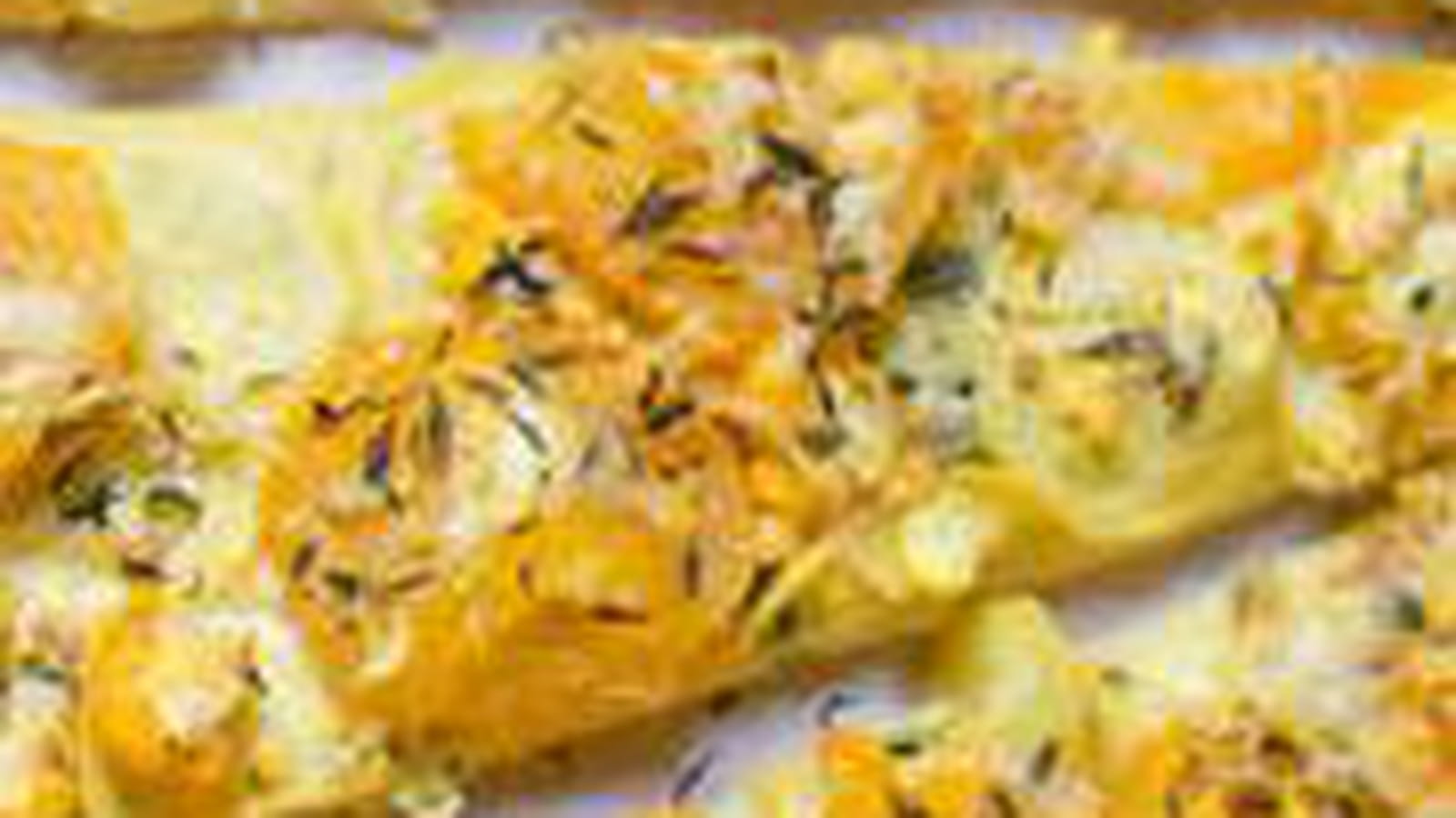 Pizza jaune aux tomates