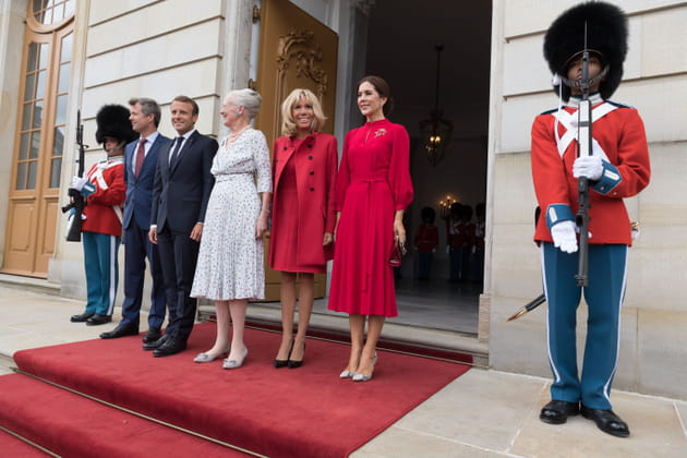 Photo (de) classe, sur le perron du palais