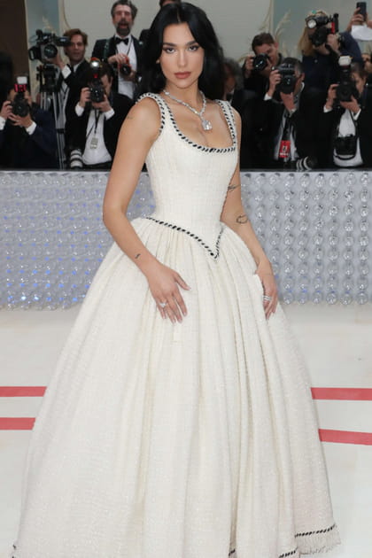 Dua Lipa en robe blanche au décolleté plongeant