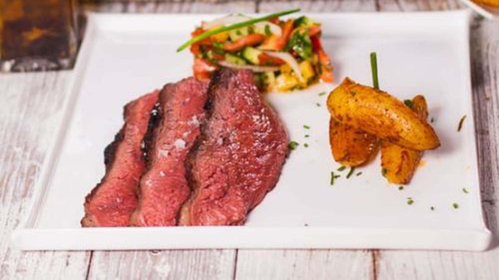 Picanha de bœuf irlandais, pommes de terre sautées au pimenton de la Vera et salsa de tomate