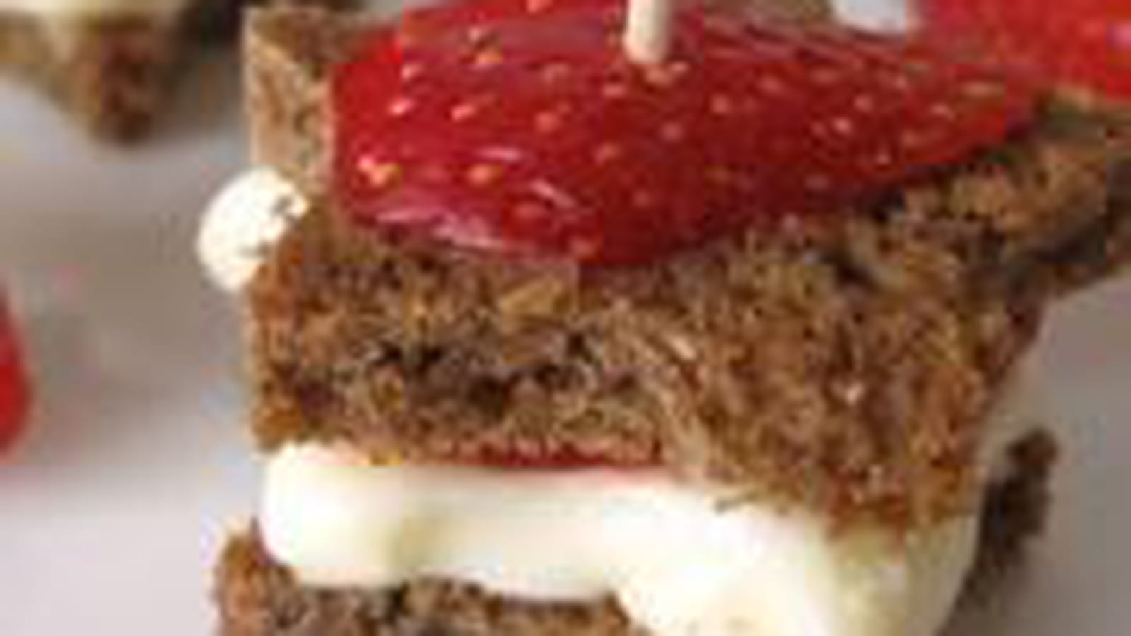 Bouchées au reblochon, fraises et baies de Sichuan
