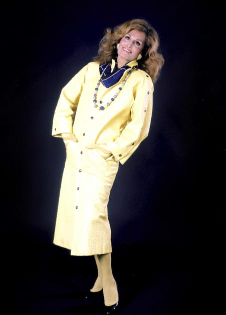 Dalida en total look jaune "Chantons sous la pluie"