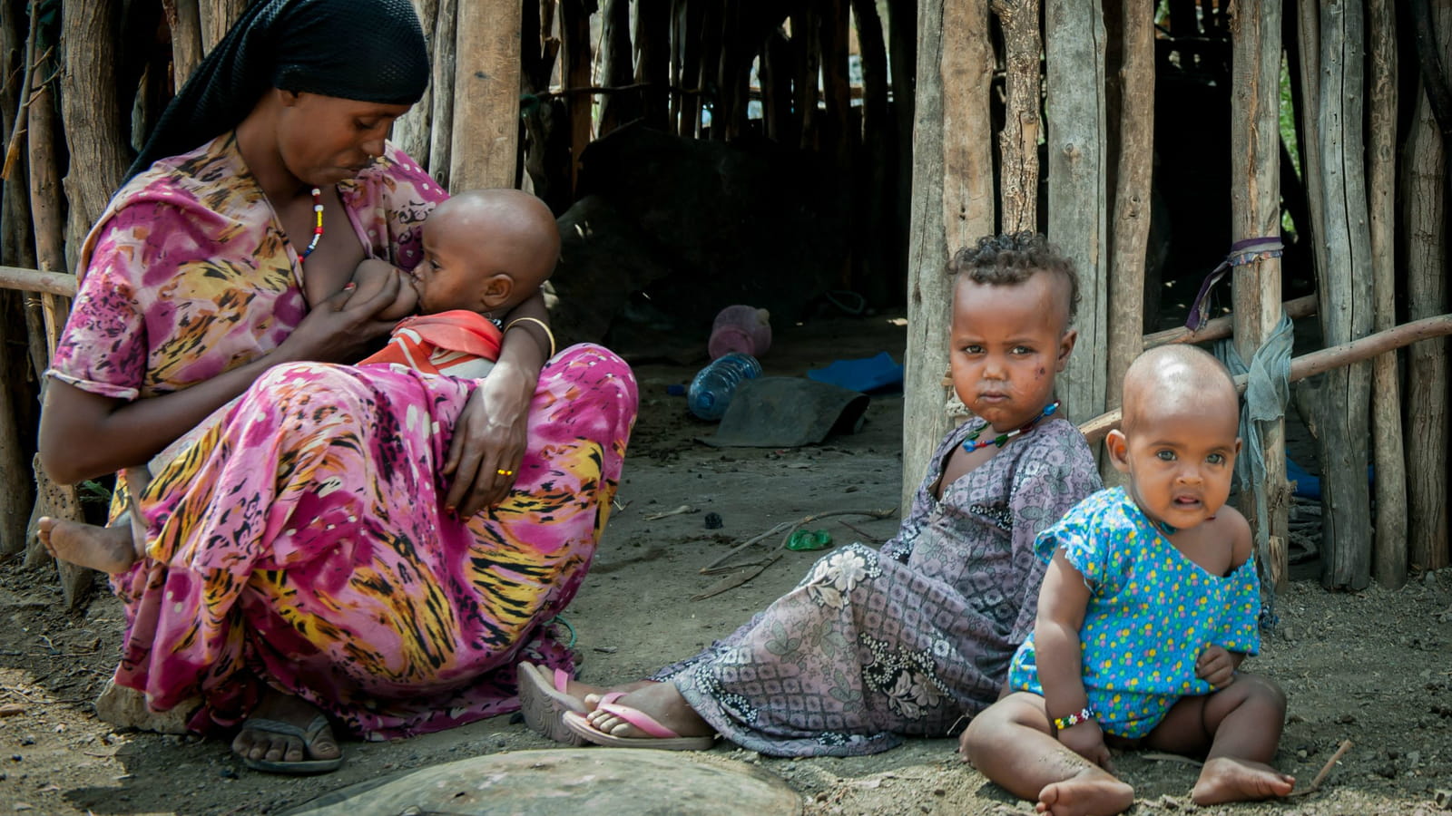Une famille attend de la nourriture