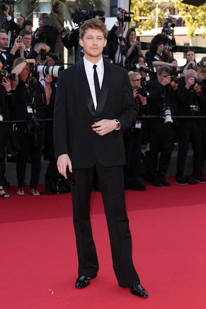 Joe Alwyn en smoking noir Celine et montre Piaget