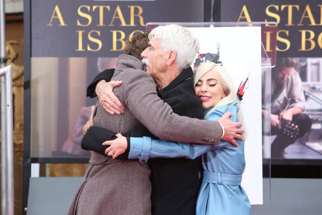 Accolade chaleureuse entre les acteurs de "A star is born"
