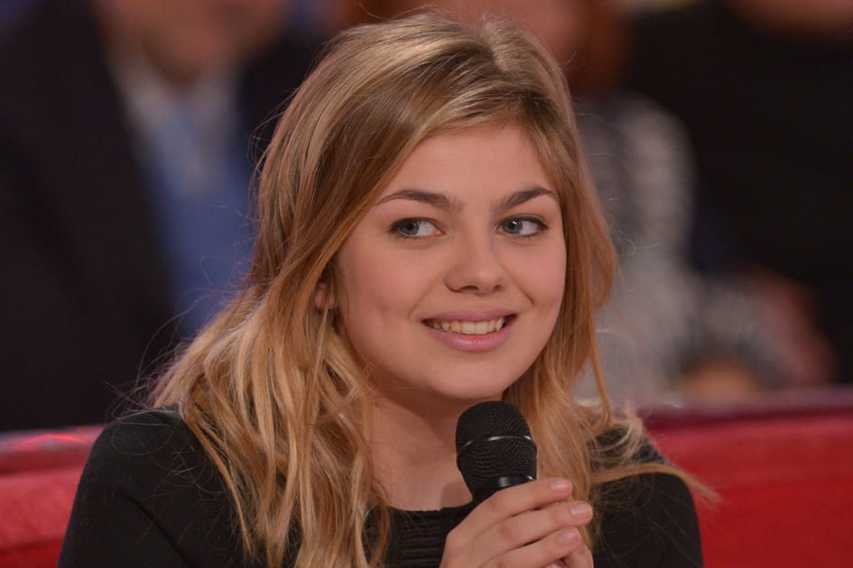 Les cheveux au style naturel de Louane