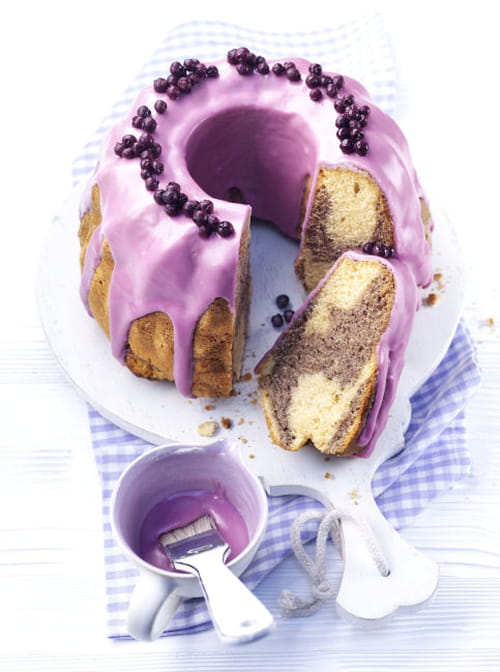 Gâteau marbré avec un glaçage aux myrtilles sauvages