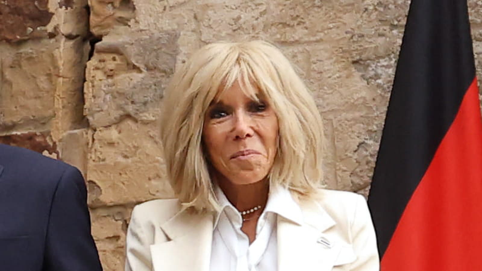  Vanessa Paradis pose en soutien-gorge en couverture du Monde, En tailleur blanc, Brigitte Macron ressemble à une jeune mariée