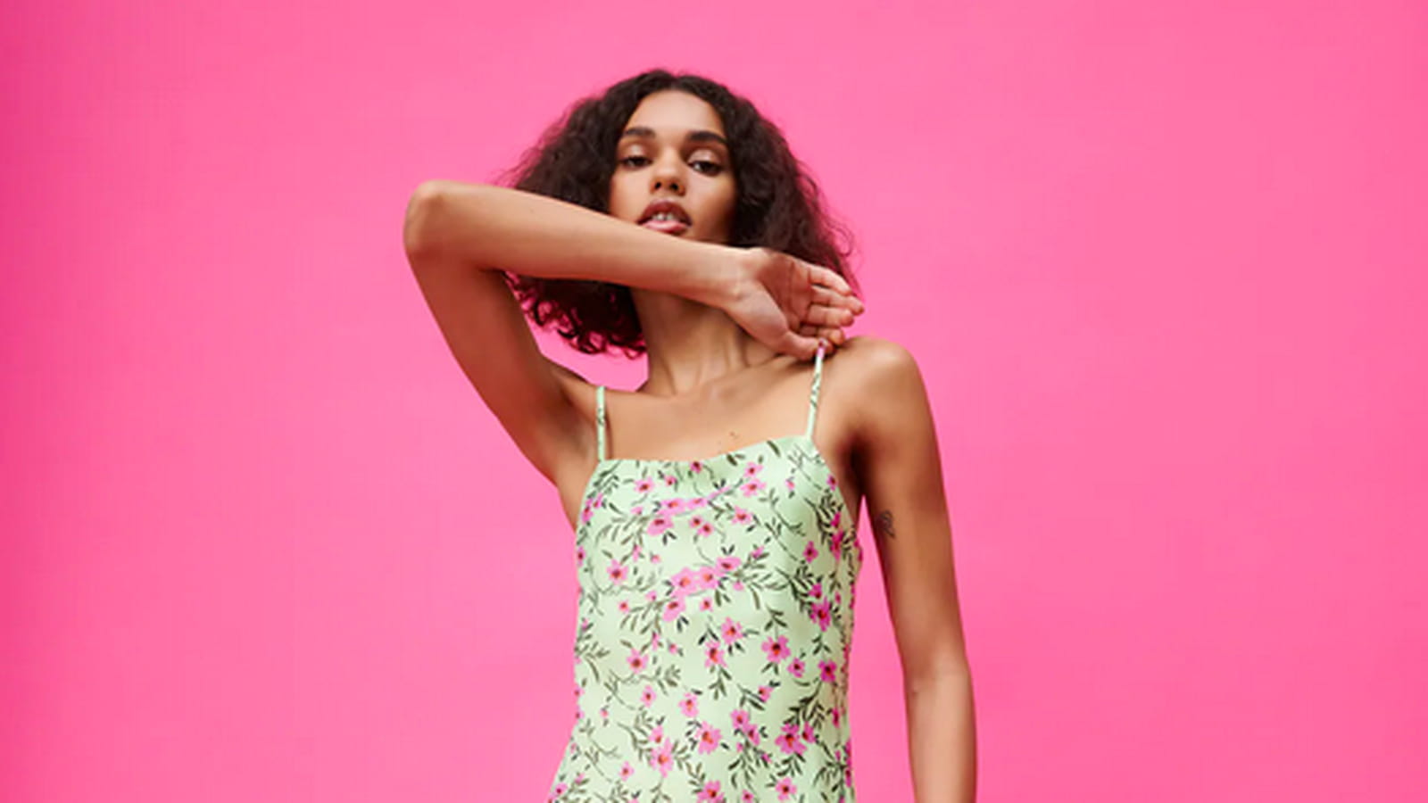 Robe satinée fleurie