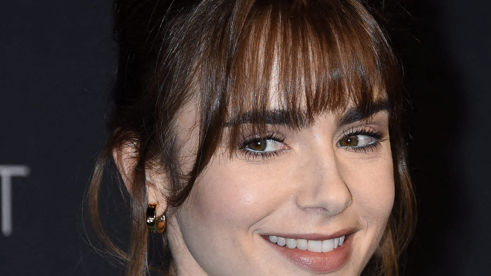 Lily Collins élégante avec du maquillage 