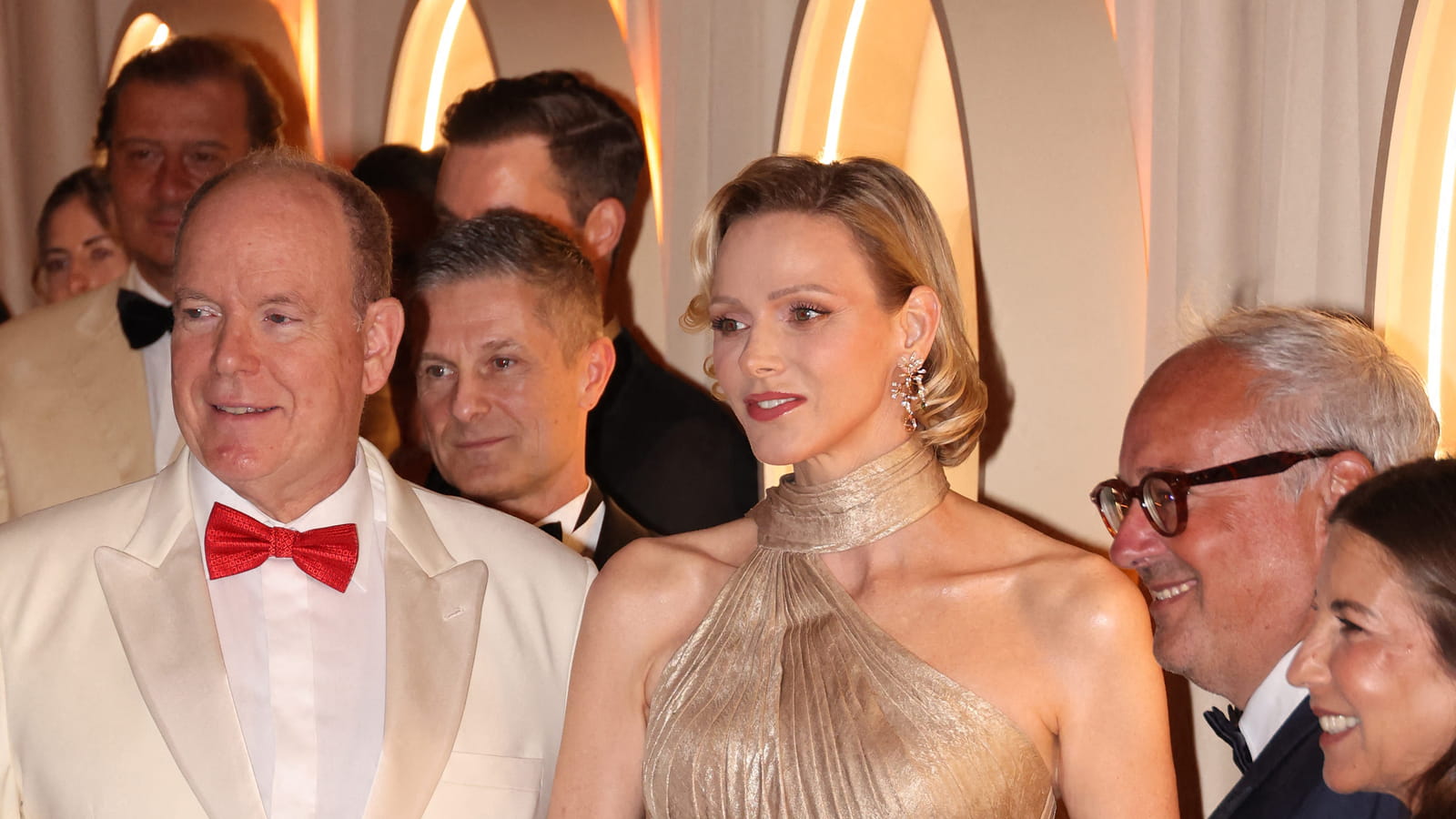 Charlene de Monaco rayonne dans une robe aux reflets dorés au Gala de la Croix-Rouge, Estelle Lefébure mise sur la transparence