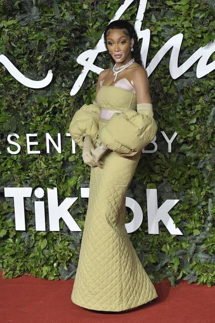 Winnie Harlow en ensemble matelass&eacute;