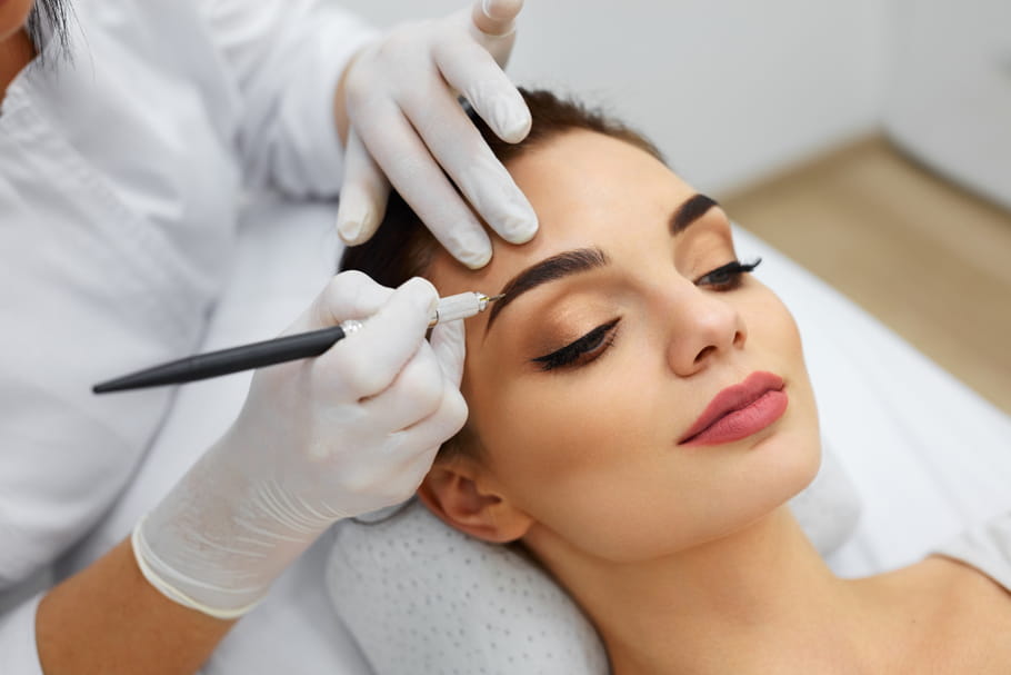 Le "Brow Lift", la méthode tendance pour restructurer ses sourcils