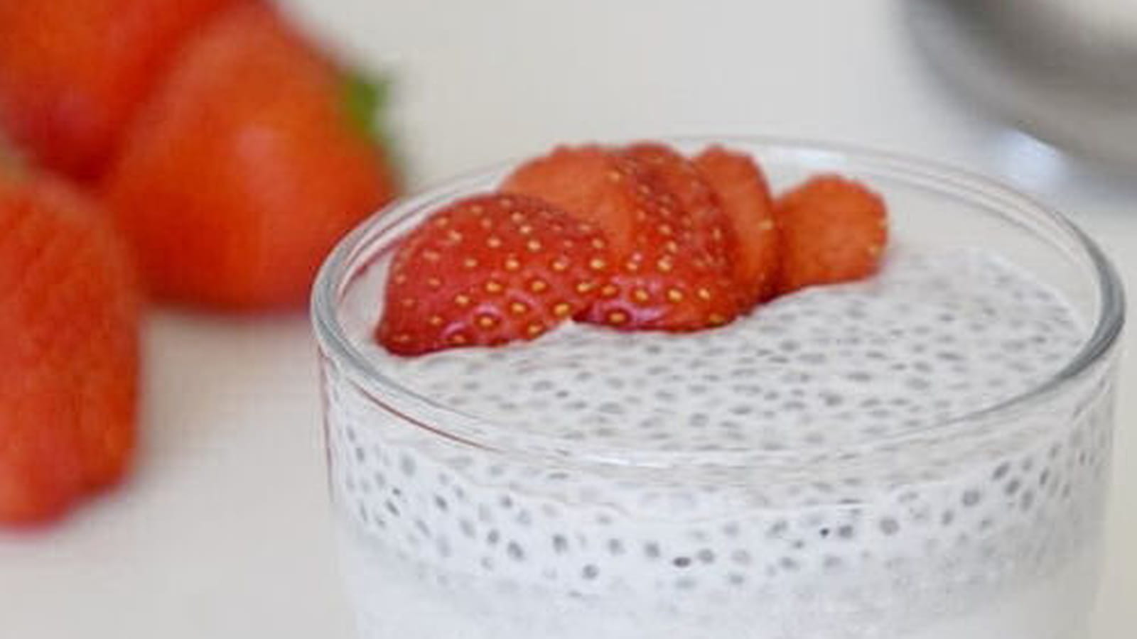 Crème au lait de coco, graines de chia et fraises
