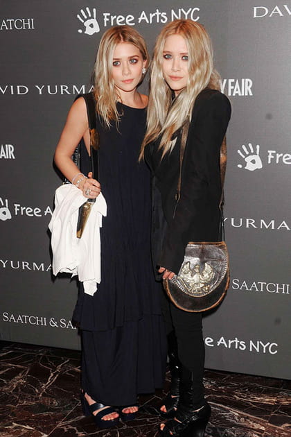 Ashley Olsen en robe longue noire, Mary-Kate Olsen en blazer et pantalon noirs