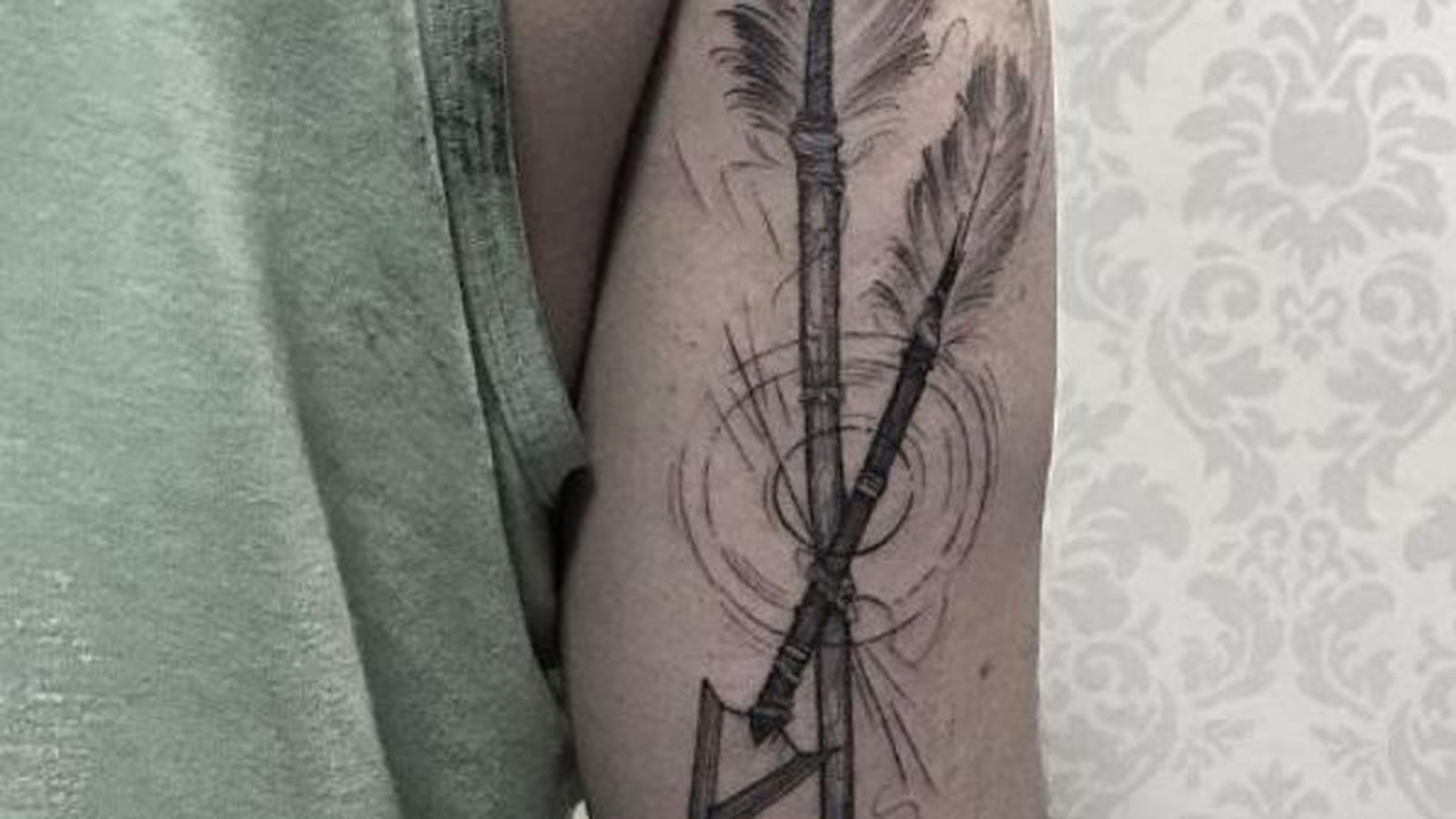 Double flèche géante derrière le bras