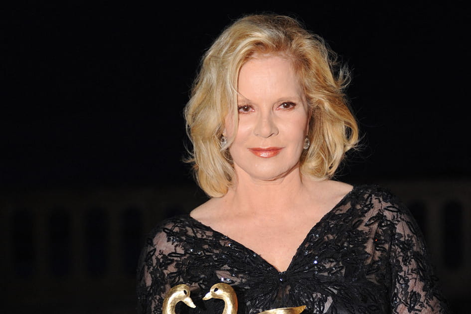 Sylvie Vartan, fabuleuse avec son carr&eacute; flou