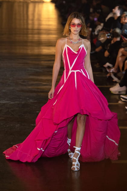 Bella Hadid lors du d&eacute;fil&eacute; Off-White printemps-&eacute;t&eacute; 2020