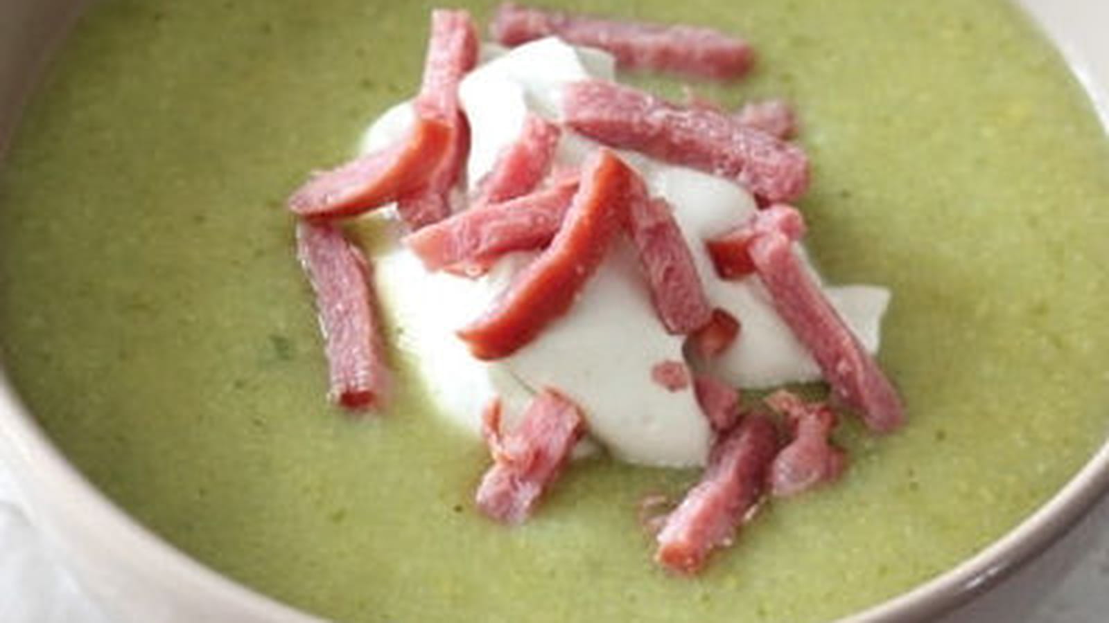 Velouté de choux de Bruxelles, chantilly au bleu et bacon