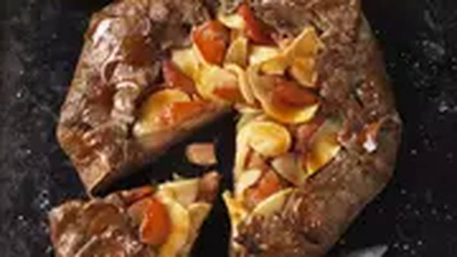 Tarte rustique pommes, coings et caramel au beurre salé