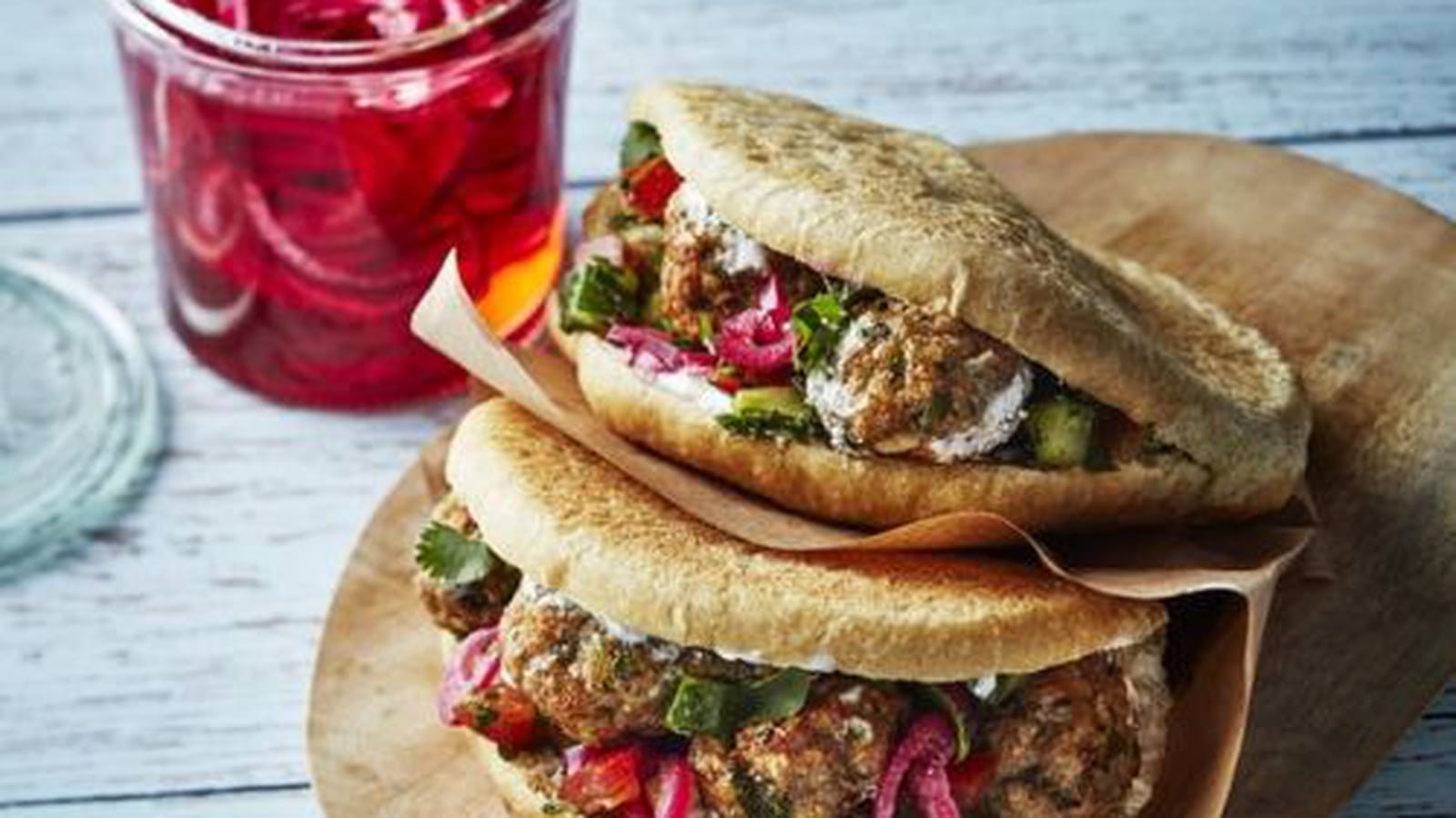 Boulettes de veau dans leur pain pita, salade de tomates et concombre