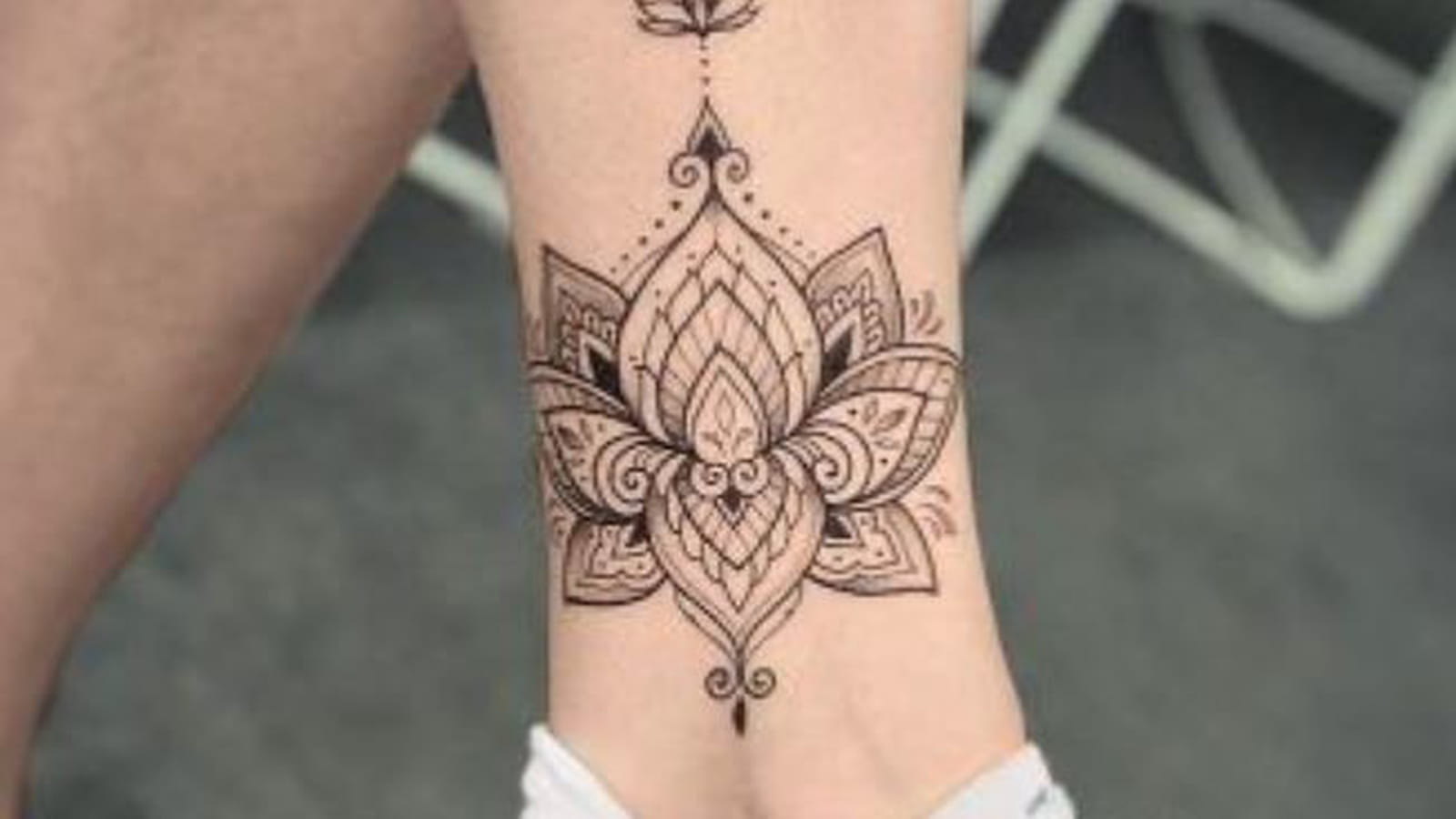 Tatouage mandala sur la cheville