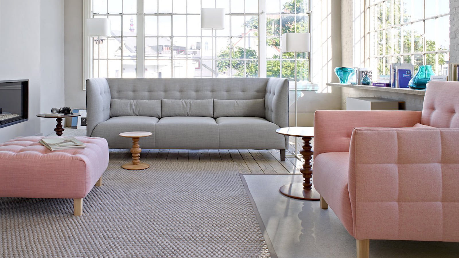 Fauteuil et ottoman roses