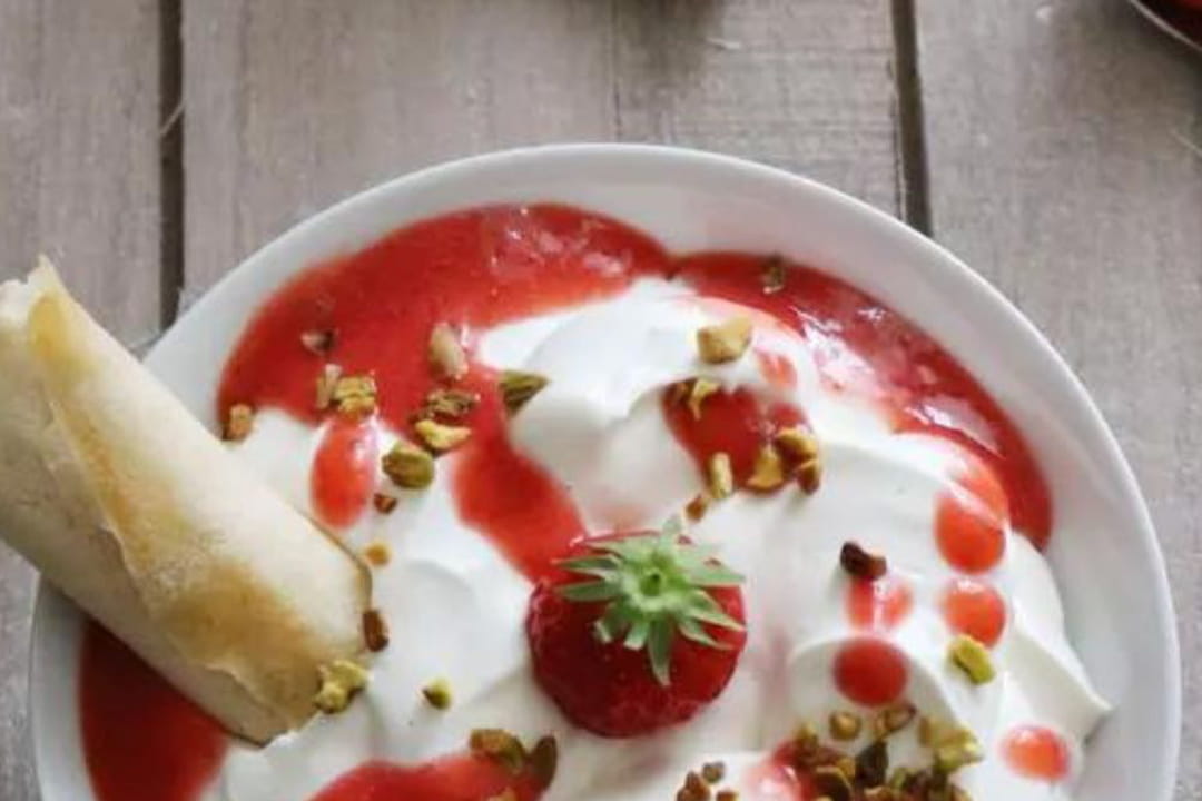 Cigares aux amandes et chantilly sauce fraises Cigares aux amandes et chantilly sauce fraises